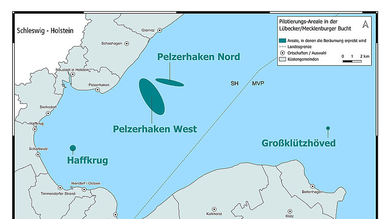 Ein Karte zeigt die Lübecker und die Mecklenburger Bucht. Auf dem Meer sind drei rote Ovale eingezeichnet. Diese zeigen wo die erste Munition aus dem Meer geborgen werden soll.
