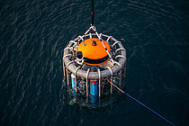 Messplattform mit Brennstoffzelle wird zu Wasser gelassen. Foto: Finn K. Flögel.