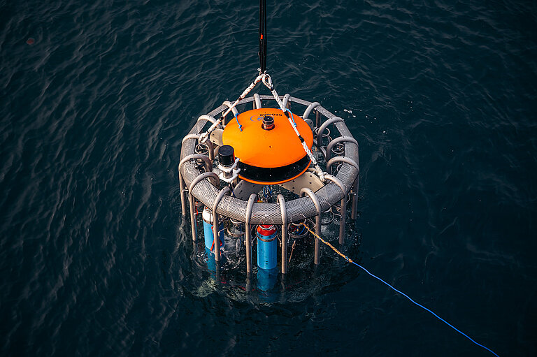 Messplattform mit Brennstoffzelle wird zu Wasser gelassen. Foto: Finn K. Flögel.