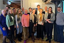 Eine Gruppe Menschen lächelt in die Kamera