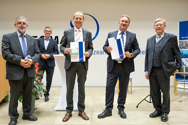 Presonengruppe bei der Presiübergabe mit Abstand