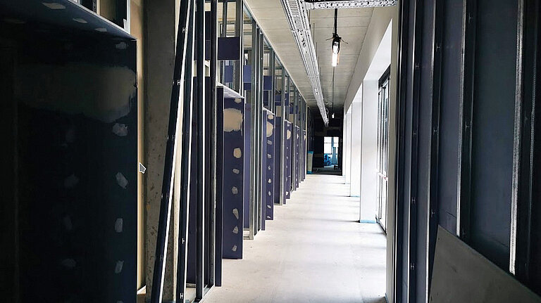 Die großen und weitläufigen Betonhallen sind bereits durch die inzwischen eingezogenen Trockenbauwände gegliedert. 