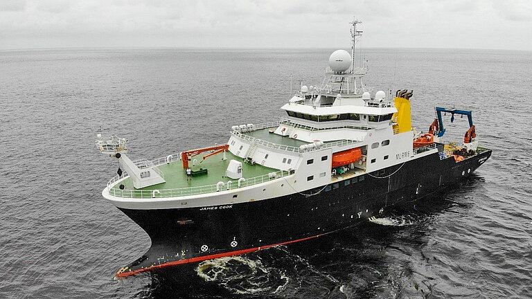 Das Forschungsschiff RRS JAMES COOK auf dem Meer