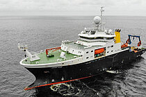 Das Forschungsschiff RRS JAMES COOK auf dem Meer