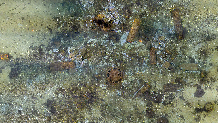 Fotomosaik mit Altmunition im Versenkungsgebiet Kolberger Heide