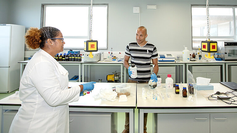 Das OSCM verfügt über zwei Universallabore mit einer Grundfläche von jeweils 51 Quadratmetern. Auf Anfrage können alle Labore auch für größere Feldkampagnen zur Verfügung gestellt werden. 