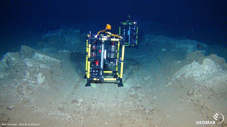 Untersuchungen in den Pflugspuren, um die Aktivität von Mikroben zu bestimmen. Foto: ROV-Team/GEOMAR
