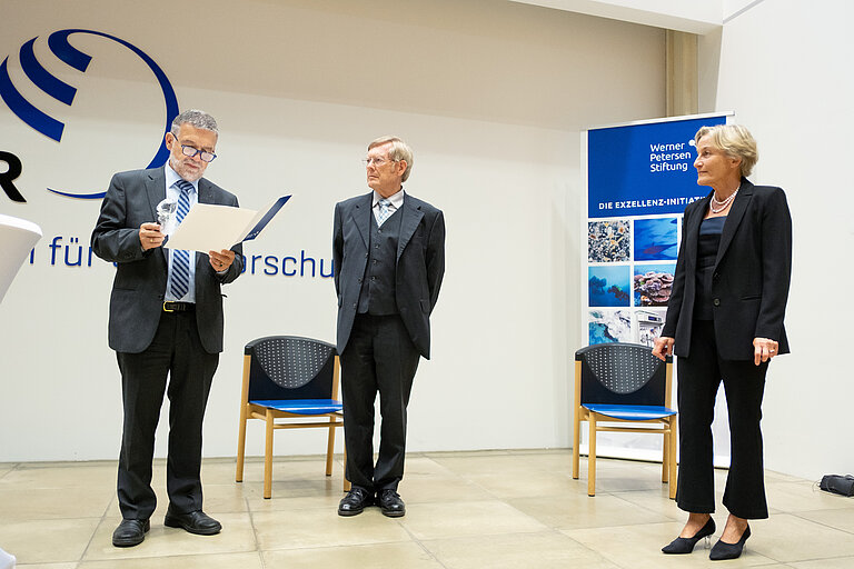 Dr. h. c. Klaus-Jürgen Wichmann (re.) und Dr. Christian Zöllner von der Petersen-Stiftung übberreichen Prof. Dr. Nicole Dubilier die Urkunde für die 22. Exzellenz-Professur. Foto: Jan Steffen/GEOMAR