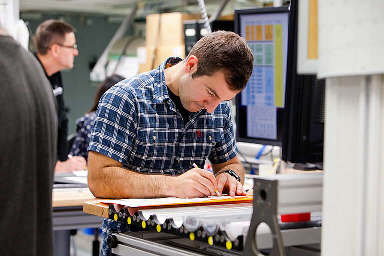 Dr. Philipp Brandl arbeitete 2014 an Bord der DV JOIDES Resolution an der petrologischen Beschreibung eines der basaltischen Gesteinskerne. Foto: Bill Crawford/IODP.