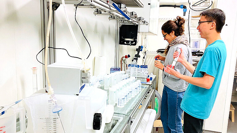 Im Labor werden die Wasserproben untersucht. 