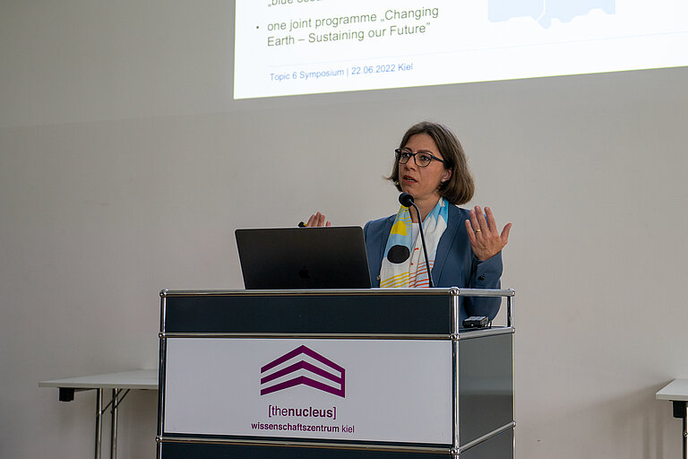 GEOMAR Direktorin Prof. Dr. Katja Matthes hält eine Ansprache.