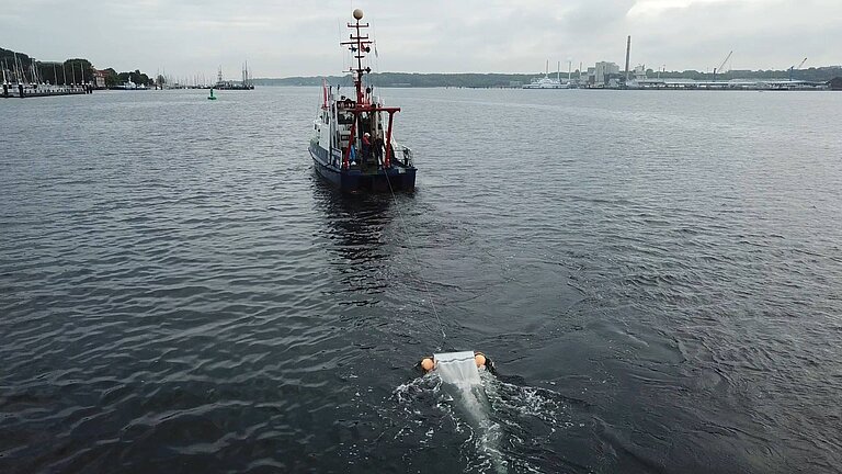 Beprobung des Förde-Oberflächenwassers mit der Forschungsbarkasse POLARFUCHS. Foto: Jens Klimmeck/GEOMAR