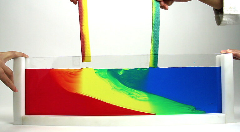 Was bedeutet "Schichtung des Meerwassers"? Anhand einfacher Experimente erklärt die Borschüre des SFB754 zentrale Vorgänge aus der Physik, Chemie und Biologie in den  Ozeanen. Foto: Moses Merkle/GEOMAR