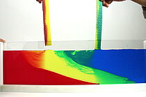 Was bedeutet "Schichtung des Meerwassers"? Anhand einfacher Experimente erklärt die Borschüre des SFB754 zentrale Vorgänge aus der Physik, Chemie und Biologie in den  Ozeanen. Foto: Moses Merkle/GEOMAR