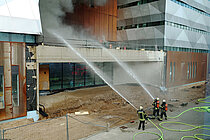 Feuerwehr löscht Brand