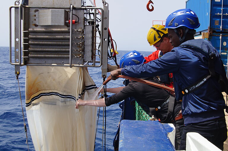 Spülen eines Multinetzes zur Gewinnung von plankton-Proben aus verschiedenen Wassertiefen.