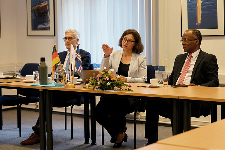 GEOMAR-Direktorin Professorin Dr. Katja Matthes informiert Premierminister José Correia e Silva über die Forschung des GEOMAR. 