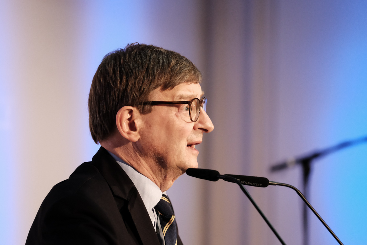 Nahaufnahme Prof. Dr. Dr. h. c. mult. Otmar Wiestler am Rednerpult des GEOMAR-Hörsaals