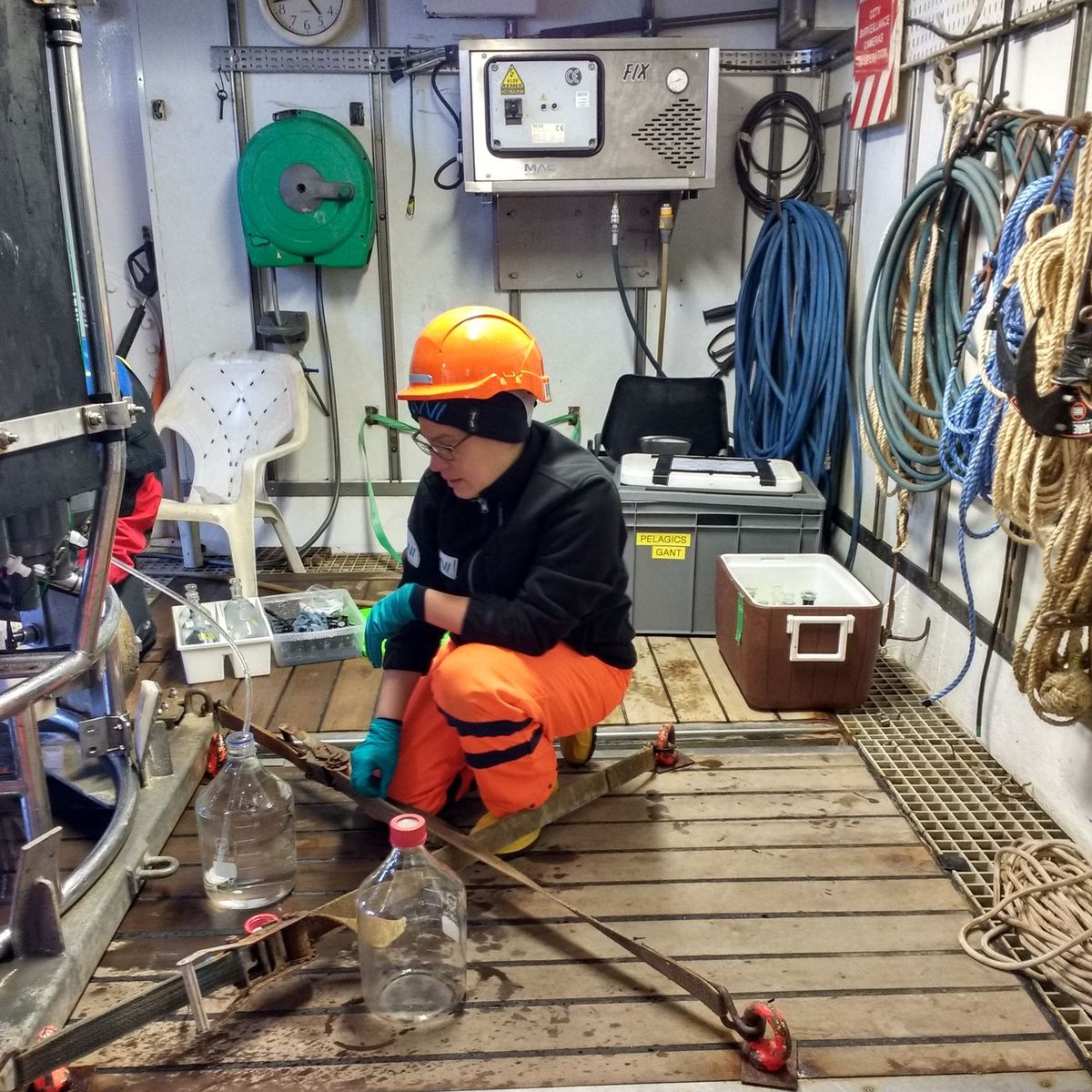 Tina filling incubator bottles