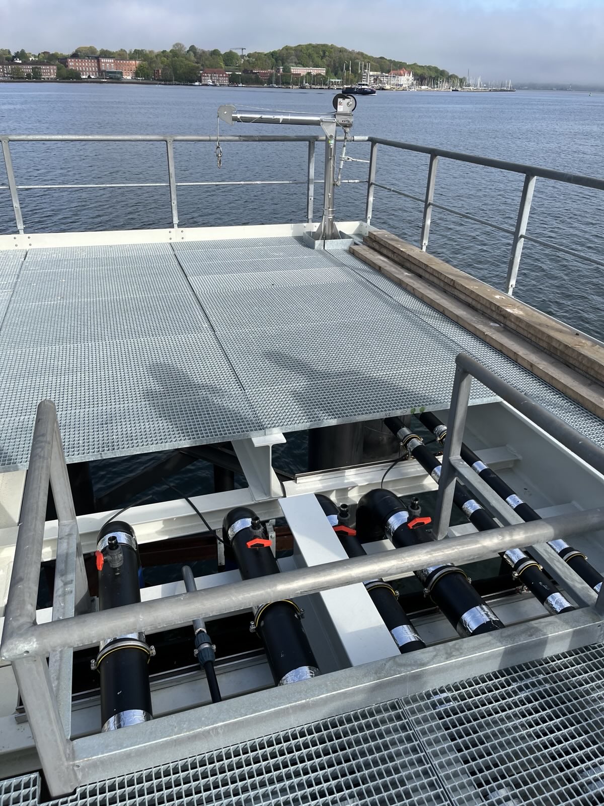 Große schwarze Röhren reichen bis in die Ostsee